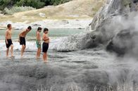 Leben mit Vulkanen – Für die Einwohner Neuseelands gehören Vulkane zum Alltag. Wie haben sie es geschafft, die feuerspuckenden Monster nicht zu fürchten, sondern für sich zu nutzen?