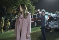 Scorpion – Tim (Scott Porter, r.) hadert mit dem Ausgang seiner Prüfungen und einem unerwarteten Jobangebot. Unterdessen hat Paige (Katharine McPhee, l.) keine Ahnung, wie ihre Mutter sowohl Walter als auch Ralph beeinflusst ...