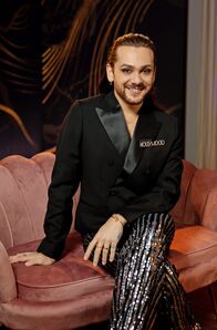 Salon Simonetti – Entertainer Riccardo Simonetti hostet seine erste Personality-Show, die gesellschaftsrelevante Themen, Einspieler und Talks mit einer ordentlichen Portion Entertainment verbindet. Dabei nimmt der 29-Jährige die Zuschauenden mit in seinen Kosmos gelebter Diversität, ohne dabei den Zeigefinger zu erheben. Wie Riccardo selbst, steht auch "Salon Simonetti" für Toleranz, Offenheit, Humor und Neugierde.