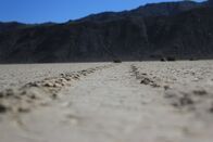 Geheimakte Wildnis – Rock trails on Racetrack Playa.