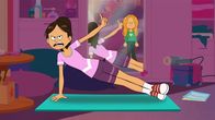 Power Sisters – Wendy zieht ihr Bauch-, Beine-, Po-Programm auf der Gymnastikmatte durch, um wieder in ihre Jeans zu passen. Marine will die Jeans lieber erben.