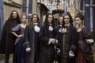 Versailles – v.l.n.r.) Fabien (Tygh Runyan); Palatine (Jessica Clark); Chevalier (Evan Williams); Philippe d'Orléans (Alexander Vlahos); Bontemps (Stuart Bowman); Louis XIV (George Blagden); Scarron / Madame de Maintenon (Catherine Walker)