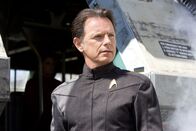 Star Trek: Nemesis – Captain Christopher Pike (Bruce Greenwood) ist ein Freund von Kirks verstorbenen Vater. Er schafft es, den draufgängerischen Kirk für die Sternenflotte zu begeistern ...