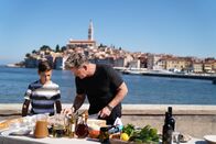 Gordon Ramsay: Kulinarische Abenteuer – Croatia - Gordon Ramsay (R) with Croatian chef David Skoko's son, Anton, at the final cook. (Credit: National Geographic/Justin Mandel)