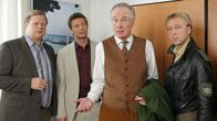 Die Rosenheim-Cops – Was verbirgt Reisebürochef Langwieser sen. (Karlheinz Hackl, 2.v.r.) vor den Rosenheim-Cops Tobias Hartl (Michael A. Grimm, l.), Kommissar Sven Hansen (Igor Jeftic, 2.v.l.) und Polizist Michi Mohr (Max Müller, r.)?