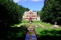 Sturm der Liebe – Der Fürstenhof, ein fiktives oberbayerisches Luxushotel, ist Schauplatz der erfolgreichsten Telenovela im deutschen Fernsehen. Fürstenhof im Sommer.