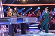 Quizduell-Olymp – Moderatorin Esther Sedlaczek (r.) mit den Kandidatinnen des Teams "Film": Cristina do Rego (l.) und Nilam Farooq (2.v.l.), beide Schauspielerinnen.