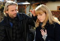 Sturm der Liebe – ARD STURM DER LIEBE FOLGE 1465 Uhr im ERSTEN. Michael (Erich Altenkopf, l.) bekommt ein schlechtes Gewissen, als er erkennt, dass Rosalie (Natalie Alison, r.) tatsächlich Fieber und eine Wundinfektion hat.