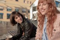 Simple – Marga (Natalia de Molina, r.) und Laia Buedo (Bruna Cusí, l.) unterhalten sich über Margas Fehlverhalten im Krankenhaus sowie über die Herausforderungen öffentlicher Verbote und Normen.