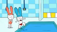 Simon – Erschreckt stellt Simon (l.) fest, dass das Wasser im Schwimmbecken ziemlich kalt ist. Auch Lou (r.) ist das Schwimmbecken noch nicht geheuer.