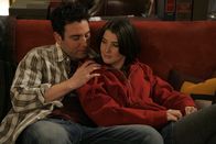 How I Met Your Mother – Ted (Josh Radnor, l.) und Robin (Cobie Smulders, r.) beschließen ab sofort nicht mehr so zu tun, als wäre das ihre erste Beziehung. Und dass man offen darüber reden kann, dass jeder der beiden bereits einige Freunde bzw. Freundinnen hatte. Was nicht ganz ohne Probleme verläuft ...