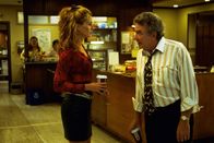 Erin Brockovich – Erin Brockovich (Julia Roberts, l.) ist nicht nur eine unkonventionelle Frau, nein, sie wird auch zur treibenden Kraft in einem der wichtigsten Schadensersatzprozesse: Ohne Schulabschluss, nach zweimaliger Scheidung und drei Kindern hat Erin nichts mehr zu verlieren, als sie in der Kanzlei von Ed Masry (Albert Finney, r.) als Assistentin anfängt ...