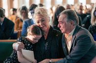 Der Giftanschlag von Salisbury – Dawns Tochter Gracie (Sophia Ally, li.) hat ihre Mutter verloren - Caroline (Stella Gonet, Mi.) und Stan (Ron Cook, re.) ihre Tochter. Sie sind überwältigt von der Trauer, die sie über Dawns Verlust empfinden, aber auch von der Liebe, die sie zusammenhält.