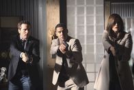 Castle – Kevin Ryan (Seamus Dever, l.), Javier Esposito (Jon Huertas, M.) und Kate Beckett (Stana Katic, r.) können nicht fassen, dass sie Castle am Tatort antreffen ...
