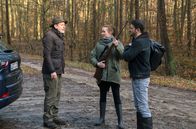 Rote Rosen – David (Arne Rudolf, r.) hofft, dass Franzis (Sofie Junker, M.) gute Laune, den Jagdausflug mit Gunter (Hermann Toelcke, l.) zu einem versöhnlichen Erlebnis werden lässt.