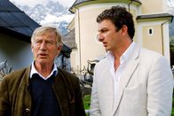 Der Bergdoktor – Dr. Roman Melchinger (Siegfried Rauch), der letzte praktizierende Arzt Ellmaus will aufhören und Martin Gruber (Hans Sigl) soll seine Praxis übernehmen.