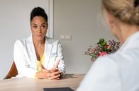In aller Freundschaft – Dr. Ina Schulte (Isabell Gerschke, re.) wird von der neuen Chefärztin Dr. Lucia Böhm (Vanessa Rottenburg, li.) mit einer schlechten Nachricht konfrontiert: Ihre Patientin Freja Kohlhaas hat gerade eine Fehlgeburt erlitten.