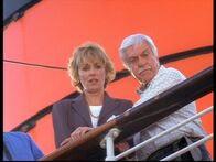 Diagnose: Mord – Mark (Dick Van Dyke, r.) kümmert sich um Clare (Brynn Thayer, l.), deren Mann bei einer Kreuzfahrt über Bord gegangen ist.