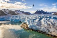 Eisige Welten – Ein Gletscher trifft auf die eisfreie Sommerküste in Spitzbergen.