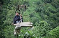 Re: – Teepflückerin Büsra Kurt auf der selbst gebauten Seilbahn ihrer Familie