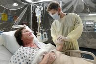 Atlanta Medical – Meg Mullins (Dot-Marie Jones, l.); Dr. Conrad Hawkins (Matt Czuchry, r.)