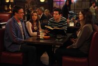 How I Met Your Mother – Sind über Barney und sein besonderes Buch überrascht: Ted (Josh Radnor, 2.v.r.), Marshall (Jason Segel, l.), Lily (Alyson Hannigan, 2.v.l.) und Robin (Cobie Smulders, r.) ...