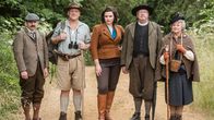 Father Brown – Inspector Mallory (Jack Deam, l.), Sergeant Goodfellow (John Burton, 2.v.l.), Bunty (Emer Kenny, 3.v.r.), Father Brown (Mark Williams, 2.v.r.) und Mrs Mccarthy (Sorcha Cusack, r.) sind auf gemeinsamer Wandertour, um Vögel zu beobachten.