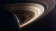 Die Planeten – Saturns Ringe bestehen fast vollständig aus Eis. Sie sind so hell, dass sie das Sonnenlicht reflektieren und so auch von der Erde aus mit dem Teleskop zu erkennen sind.