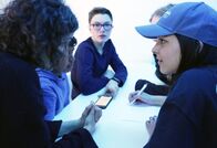 Roadtrip! Für Techfans – Marlen und Tiara besprechen das nächste Rätsel. im Hintergrund: Maël