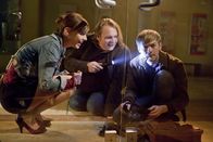 Danni Lowinski – Alfred Grindel, der Besitzer des Modelleisenbahnladens, macht dem Team Ärger und meldet jeglichen Verstoß gegen die Passagen-Hausordnung. Hannes (Tino Mewes, r.), Bea (Nadja Becker, l.) und Nils (Oliver Fleischer, M.) wollen sich rächen - allerdings nicht ohne Folgen ...