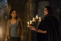 Sleepy Hollow – Kann Jenny (Lyndie Greenwood, l.) Pandora (Shannyn Sossamon, r.) wirklich trauen, als diese behauptet einen Weg zu kennen ein unsichtbares Gefängnis aufzubrechen?