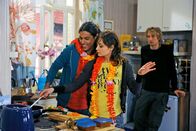Rote Rosen – ARD ROTE ROSEN FOLGE 1075 Uhr im ERSTEN. Mick (Tobias Rosen, r.) beobachtet irritiert, wie gut Ella (Sarah Alles, M.) und Rajan (Daniel Popat, l.) sich verstehen.