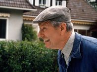 Tach Herr Dokter - Der Heinz-Becker-Film – Der berühmteste Saarländer Deutschlands mit seiner "Batschkapp": Gerd Dudenhöffer als Heinz Becker in "Tach, Herr Dokter!".