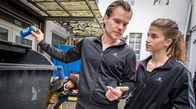 Die Pfefferkörner – Femi (Spencer König) lauscht wie Kiras Konkurrentin Tomke (Sophie Stern, re.) von Trainer Olaf (Tobias Schönenberg) eingenordet wird.