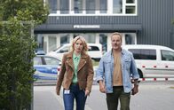 Das Küstenrevier – Hanna (Vanessa Eckart) und Harry Stein (Till Demtrøder)