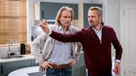 Sturm der Liebe – Michael (Erich Altenkopf, l.) und Erik (Sven Waasner, r.) ist klar, dass sie sich stark verbessern müssen, um das Darts-Turnier zu gewinnen.