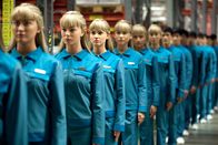 Real Humans - Echte Menschen – Hubots, scheinbar gefügige und gefühlslose Maschinen, sind das, was sich die Industrie immer gewünscht hat. Langsam ersetzten sie jegliche menschliche Arbeitskraft. Wird der Mensch damit komplett entmündigt?
