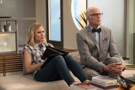 The Good Place – Der Ethik-Unterricht verläuft für Eleanor (Kristen Bell, l.) und vor allem Michael (Ted Danson, r.) ganz anders, als gedacht ...