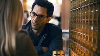The Perfect Mother – Der Rechtsanwalt Vincent (Tomer Sisley) berät Hélène (Julie Gayet), um deren Tochter Anya aus dem Gefängnis zu holen.