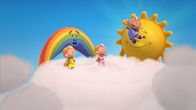 Wolkenkinder – Endlich kann Baba Blau Wolkenhüpfen! Herr Sonne, Herr Regenbogen und die anderen Wolkenkinder freuen sich.