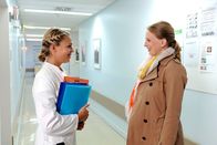 Rote Rosen – ARD ROTE ROSEN FOLGE 1383 Uhr im ERSTEN. Britta (Jelena Mitschke, l.) lädt Bente (Nela Schmitz, r.) zu sich nach hause ein.