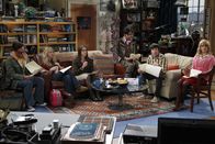 The Big Bang Theory – Fahren gemeinsam zu einer wissenschaftlichen Tagung - was natürlich im Chaos endet: Leonard (Johnny Galecki, l.), Penny (Kaley Cuoco, 2.v.l.), Amy (Mayim Bialik, 3.v.l.), Rajesh (Kunal Nayyar, 3.v.r.), Howard (Simon Helberg, 2.v.r.) und Bernadette (Melissa Rauch, r.) ...