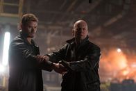 Extraction - Operation Condor – L-R: Leonard (Bruce Willis) und Harry Turner (Kellan Lutz)