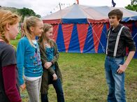 Tiere bis unters Dach – v.li.n.r.: Celine (Zora Achtnich) , Emma (Nele Guderian) und Greta (Enya Elstner) flirten mit dem Zirkussohn Toni (Louis Huselstein).