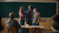 Lars ist LOL – Amanda (Lilly Winger Schmidt, links) soll den neuen Klassenkameraden Lars (Adrian Øverjordet Vestnes, rechts) willkommen heißen.