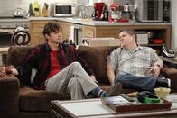 Two and a Half Men – Leiden gemeinsam, was Frauen und Beziehungen angeht: Walden (Ashton Kutcher, l.) und Billy (Patton Oswalt, r.) ...