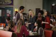 Community – Retter in Not: Abed (Danny Pudi, l.) stellt sich lautstark hinter Britta (Gillian Jacobs, M.) und die anderen Mädels, als diese während einer Vorlesung attackiert werden. Doch die Situation eskaliert plötzlich ...