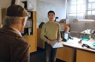 Rentnercops – Der Kommissarsanwärter Hui Ko (Aaron Le, M.) zeigt Edwin Bremer (Thilo Prückner, l.) und Günter Hoffmann (Wolfgang Winkler, r) ihre Arbeitsplätze einschließlich PCs und bekommt gleich eine zackige Ansage von den Rentnercops.