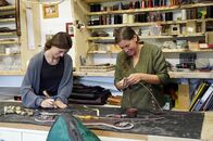 Heimatleuchten – Sarah Rechberger und Susanne Heil in der Sattlerei