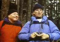 MacGyver – Thornton (Dana Elcar, l.) und MacGyver (Richard Dean Anderson, r.) überlegen sich ihr weiteres Vorgehen.